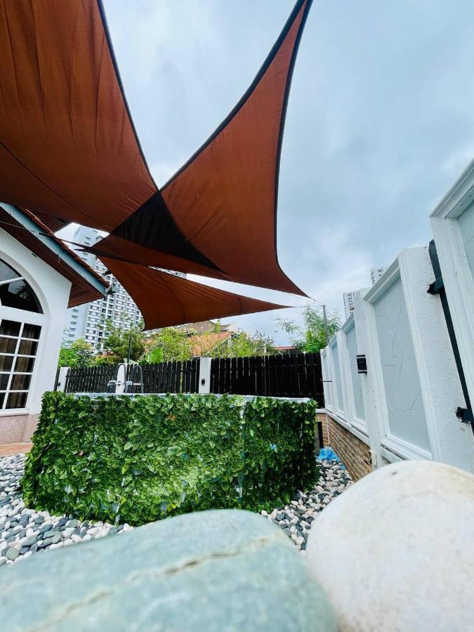 Trendy Family Getaway By Stayco - Mini-Pool, Outdoor Cinema, Air Loft, Ps4, Ktv - Just 2 Mins To Beach! Batu Ferringhi Esterno foto